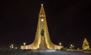 TanımlıkHallgrimskirkja Katedrali Reykjavik gece, İzlanda.