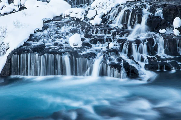 Air terjun Hraunfossar di musim dingin, Islandia . — Stok Foto