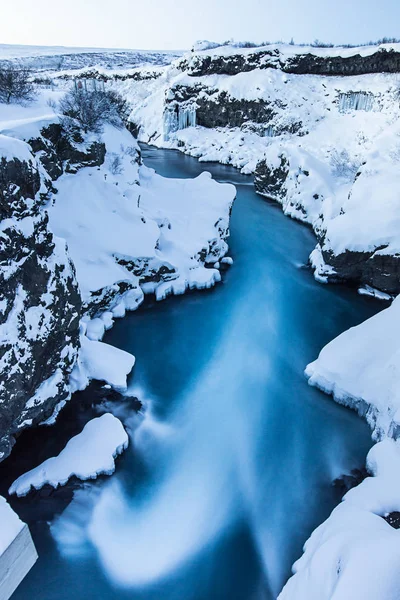 Hraunfossar vízesés télen, Izland. — Stock Fotó