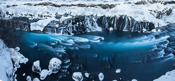 Cachoeira Hraunfossar no inverno, Islândia . — Fotografia de Stock