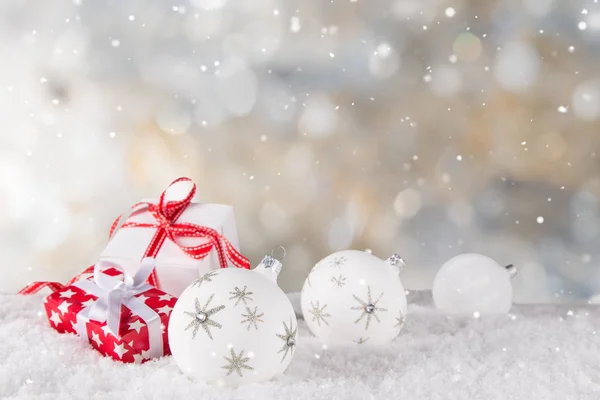 Presente de Natal com fundo borrado — Fotografia de Stock