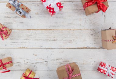 Ahşap arka planda noel süslemesi