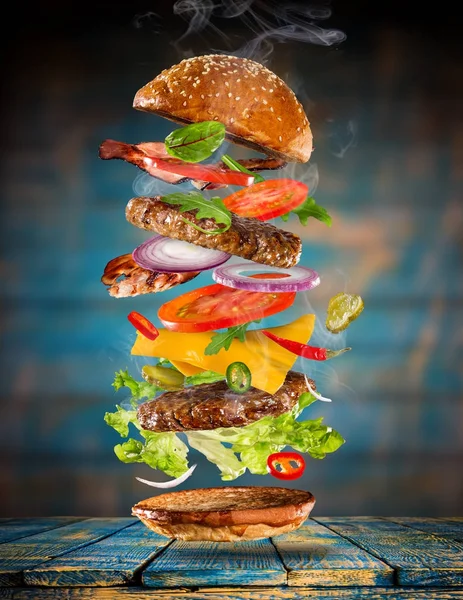 大美味的汉堡与飞行成分. — 图库照片