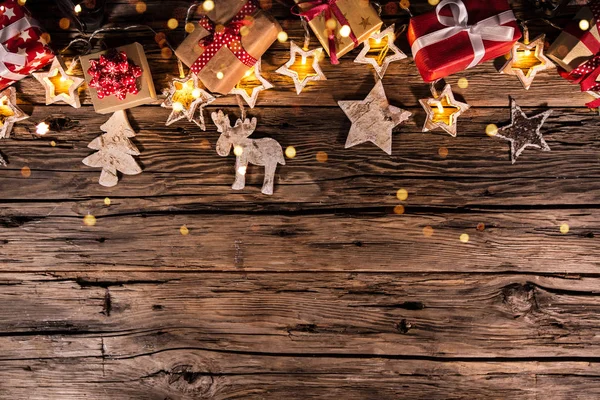 Decorazione natalizia su sfondo di legno. Vista dall'alto . — Foto Stock