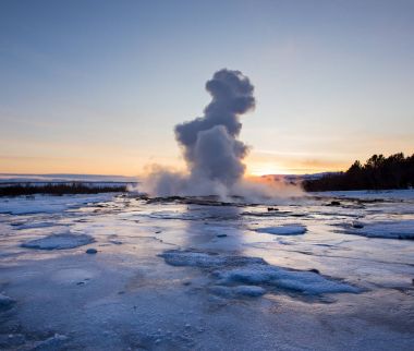 İzlanda'daki ünlü Strokkur Şofben, patlama.