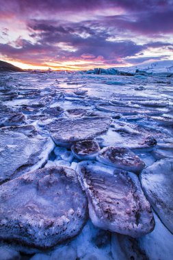 Buzdağları Jokulsarlon buzul göl günbatımı, İzlanda sırasında