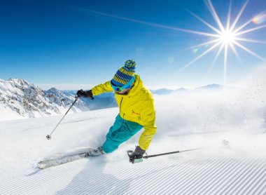 Yüksek dağlarda kayak yapan kayakçı.