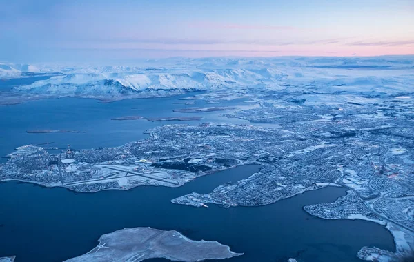 Vista da cidade de Keflavik no inverno através da janela do avião . — Fotografia de Stock