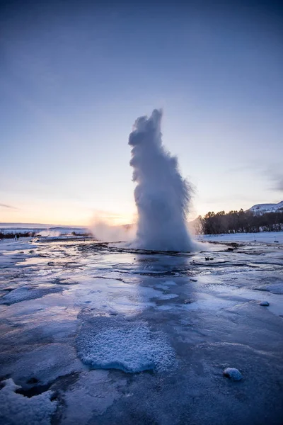 冰岛著名 Strokkur 喷泉喷发. — 图库照片