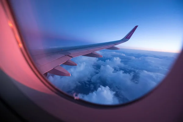 Cielo del atardecer desde la ventana del avión — Foto de Stock