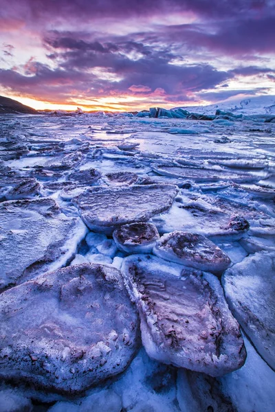 Lodowców w Jokulsarlon polodowcowe jezioro podczas zachodu słońca, Islandia — Zdjęcie stockowe