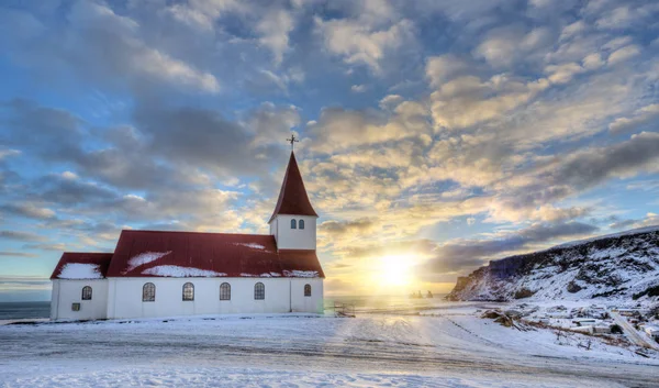 Typowy czerwony kolorowy drewniany kościół w mieście Vík, Islandia w zimie. — Zdjęcie stockowe