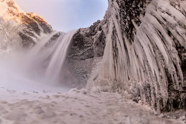 Cachoeira Skogafoss bonita no inverno. Islândia . — Fotografia de Stock
