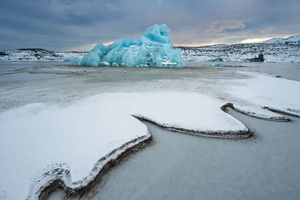 Glaciar Fjallsarlon famoso e lagoa com icebergs nadando em água congelada . — Fotografia de Stock