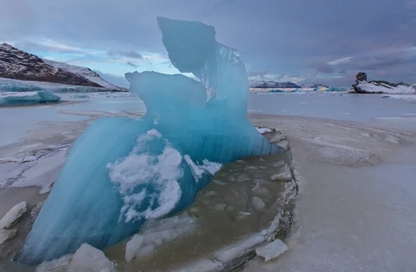 Berömda Fjallsarlon glaciären och lagunen med isberg simning på fruset vatten. — Stockfoto