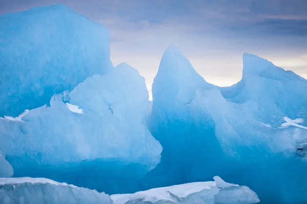 Icebergs nadando em água congelada, close-up . — Fotografia de Stock