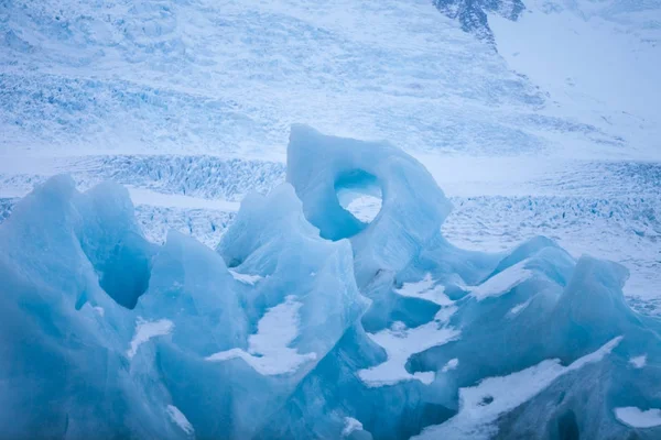 Icebergs swimming on frozen water, close-up. — Stock Photo, Image