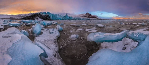 Beroemde Fjallsarlon gletsjer en lagune met ijsbergen op bevroren water zwemmen. — Stockfoto
