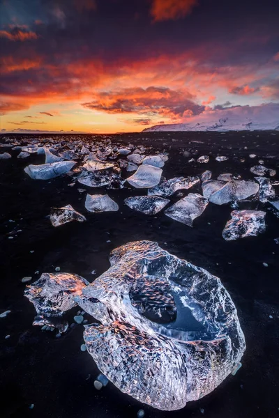 Krásný západ slunce nad slavné Diamond beach, Island. — Stock fotografie