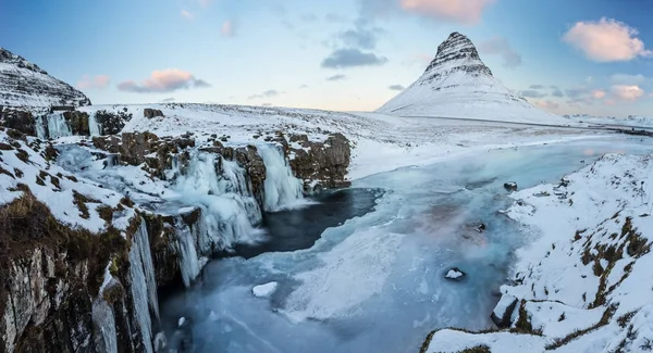 Famosa montagna Kirkjufell in inverno, Islanda — Foto Stock