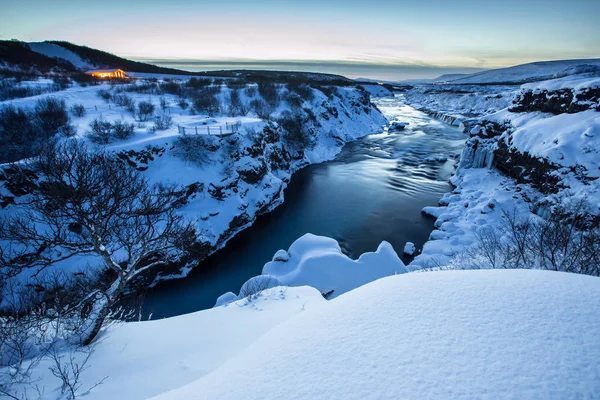 Cachoeira Hraunfossar no inverno, Islândia . — Fotografia de Stock