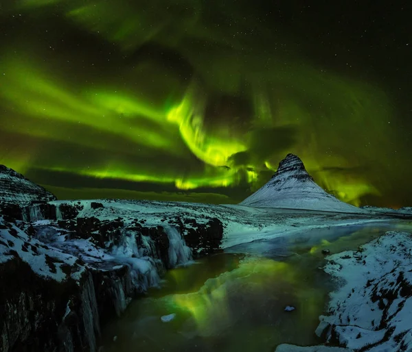 冬には、アイスランドの Kirkjufell 山とオーロラが見られます — ストック写真