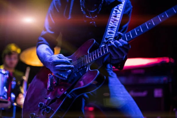 Een rocker speelt gitaar op het podium. — Stockfoto