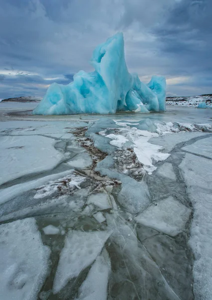 Glaciar Fjallsarlon famoso e lagoa com icebergs nadando em água congelada . — Fotografia de Stock
