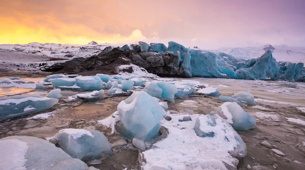 Famous Fjallsarlon glacier and lagoon with icebergs swimming on frozen water. — Stock Photo, Image