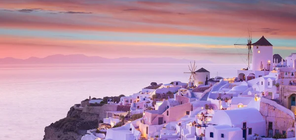 O famoso pôr do sol em Santorini, na aldeia de Oia — Fotografia de Stock