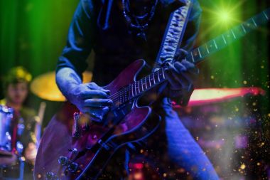 elektro gitar çalmaya gitarist.