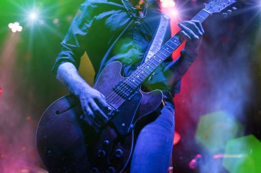 elektro gitar çalmaya gitarist.
