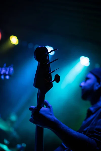 Chitarrista che suona la chitarra elettrica . — Foto Stock