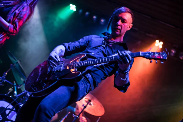 Gitarist spelen op elektrische gitaar. — Stockfoto