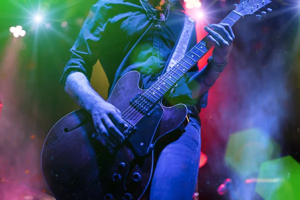 Гітарист грає на електрогітарі . — стокове фото
