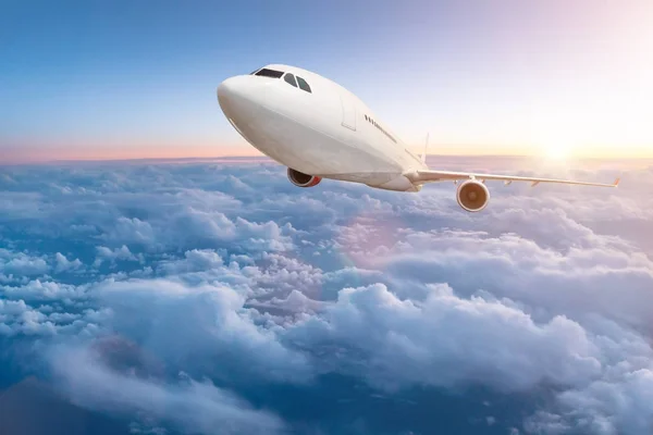 Verkehrsflugzeug fliegt über Wolken. — Stockfoto