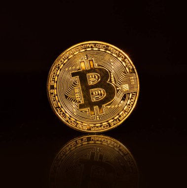 Siyah arka plan üzerinde Bitcoin altın paralar.