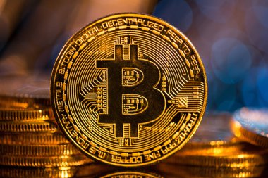 Bitcoin altın sikke ufuk arka plan ile. Sanal cryptocurrency kavramı.