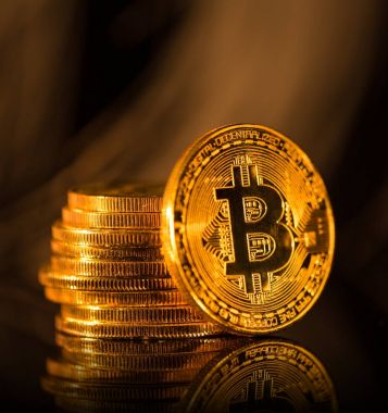 Bitcoin altın sikke ufuk arka plan ile. Sanal cryptocurrency kavramı.