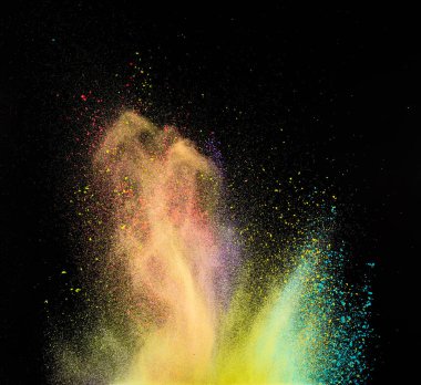 siyah arka plan üzerine izole renkli toz başlattı