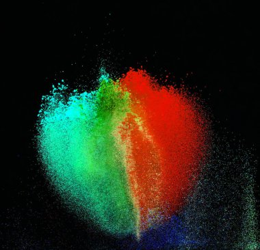 siyah arka plan üzerine izole renkli toz başlattı