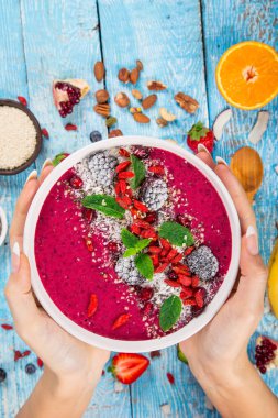 Taze böğürtlen, fındık, tohum, meyve ve sebzeli meyve suyu kasesi..