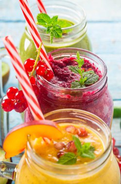 Malzemeli sağlıklı taze meyve suları..