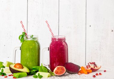 Malzemeli sağlıklı taze meyve suları..