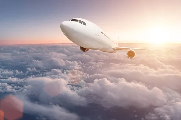Комерційний літак, що літає над хмарами . — стокове фото