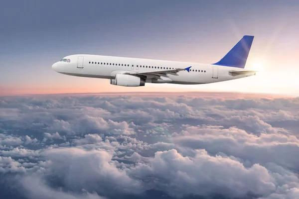 Εμπορικό αεροπλάνο που πετά πάνω από τα σύννεφα. — Φωτογραφία Αρχείου