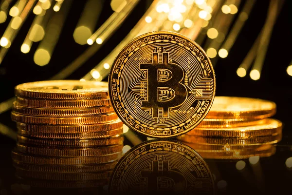 Bitcoin monedas de oro con fondo abstracto desenfocado. Concepto criptomoneda virtual . — Foto de Stock