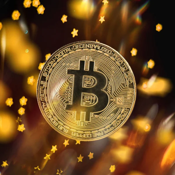 Bitcoin-Goldmünzen mit defokussiertem abstrakten Hintergrund. Konzept der virtuellen Kryptowährung. — Stockfoto