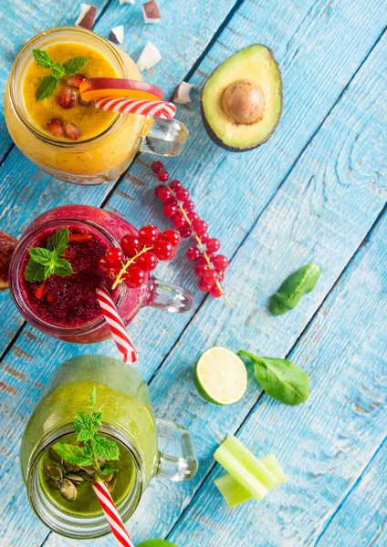 Gesunde frische Smoothies mit Zutaten. — Stockfoto