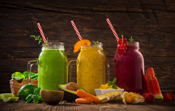 Smoothies frescos saudáveis com ingredientes. — Fotografia de Stock